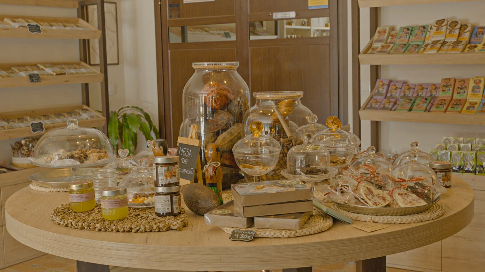 Mesa de degustación con cacaos y chocolates de Apisierra